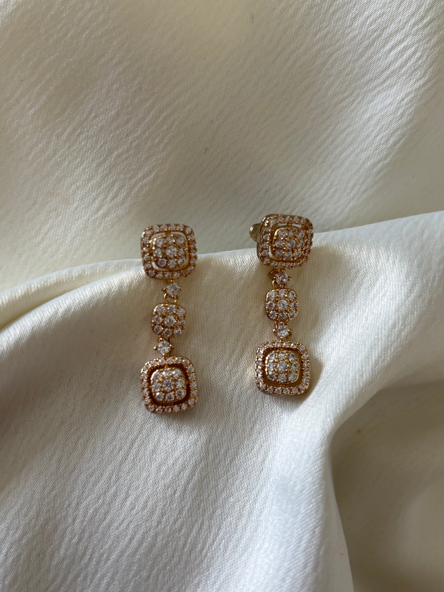 Aretes Medianos Cubos Dorado